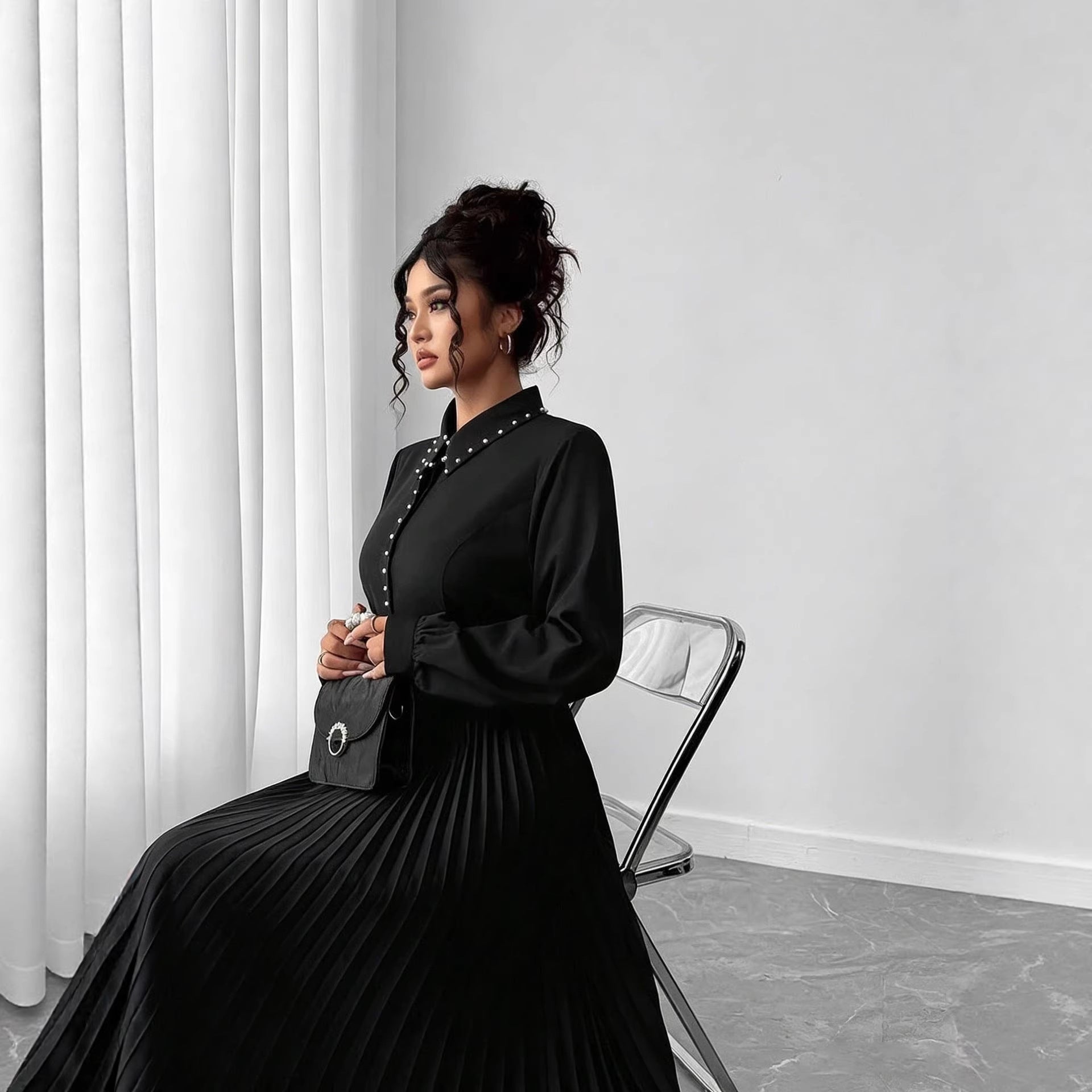 Plus-Size Black Pleated Maxi Dress Imagen secundaria del producto